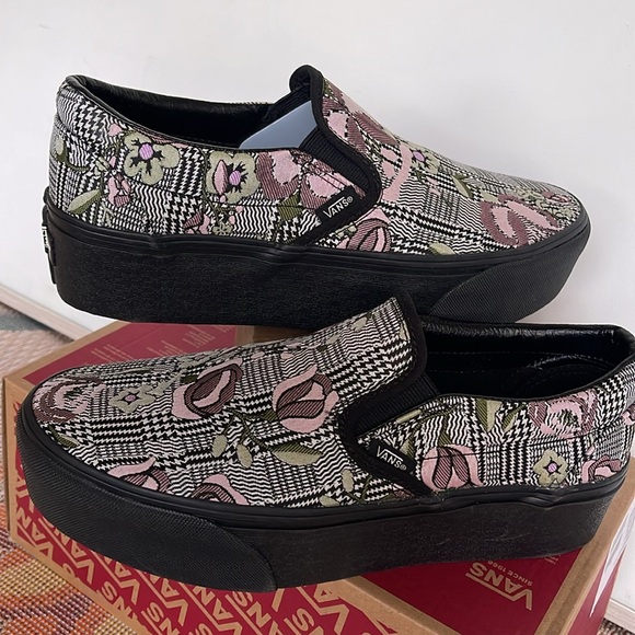 Vans WMNS Classic Slip-On Stackform Tapestry Floral Black
VN0A7Q5RBM8
Platforms - Picture 10 of 16